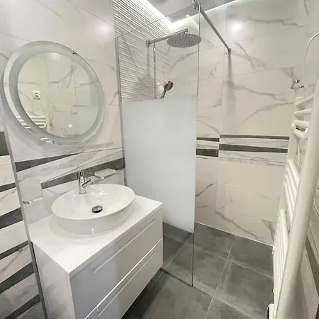 Elegance Estate - Free Parking Apartment